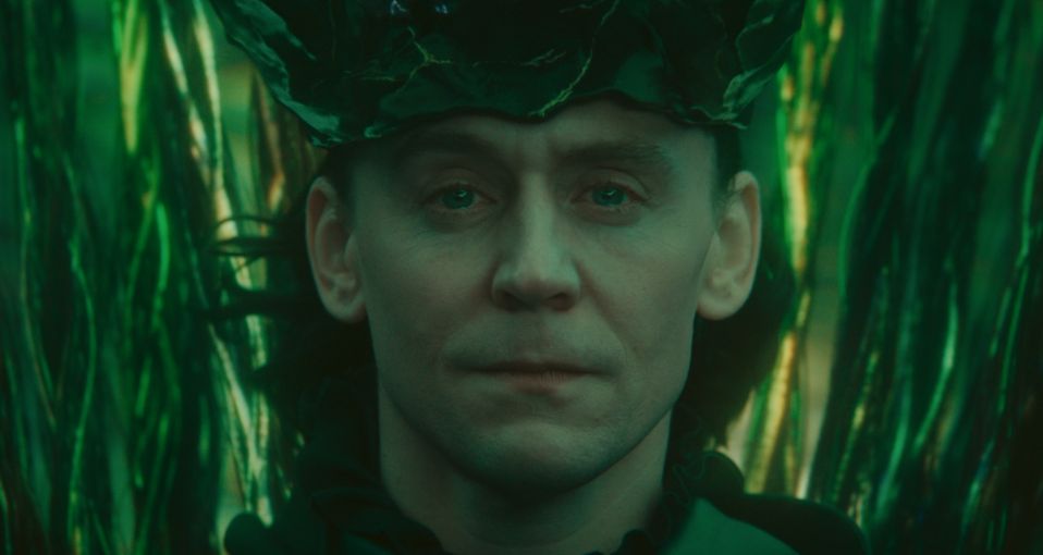 Essa imagem mostra o personagem Loki no final da segunda temporada de Loki após o personagem começar a cuidar do multiverso