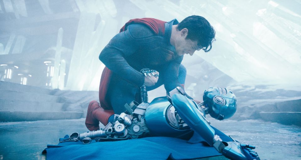 Essa imagem mostra o Superman de James Gunn próximo a um robo