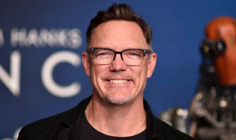 A imagem mostra o ator que foi confirmado na nova série do Demolidor, Mathew Lillard em um evento