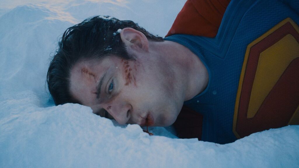 Essa imagem mostra o Superman caido na neve todo machucado