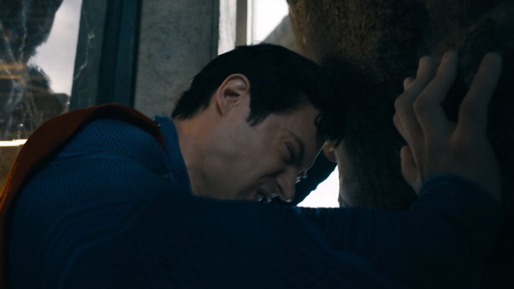 Essa imagem mostra o Superman tentando segurar uma construção