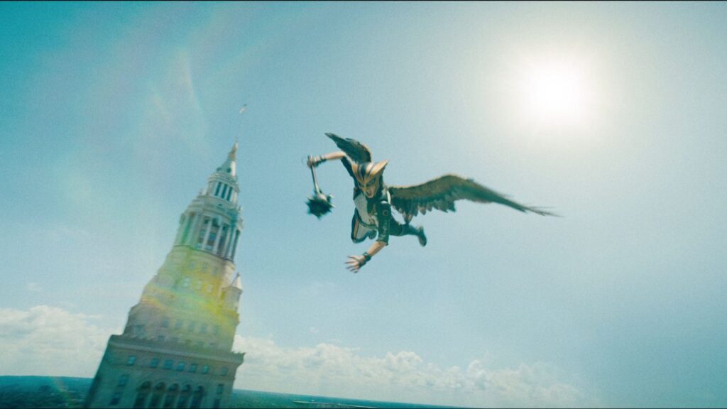 Essa imagem mostra a personagem Mulher Gavião no trailer do filme do Superman voando