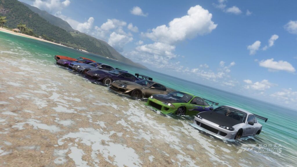 A imagem mostra uma fileira de varios carros na praia em Forza Horizon 5
