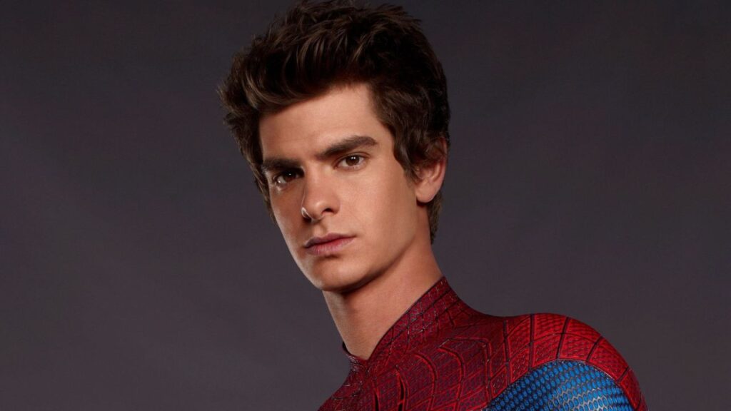 Essa imagem esta mostrando o Andrew Garfield vestido de Homem-Aranha para o filme o Espetacular Homem-Aranha