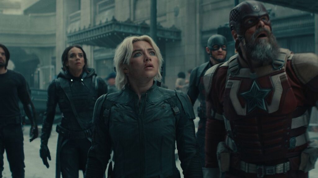 A imagem está mostrando a equipe dos Thunderbolts reunida na rua olhando para alguma coisa