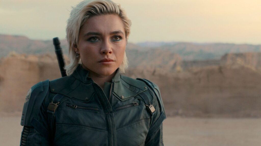 Essa imagem está mostrando a personagem Yelena Belova da equipe Thunderbolts no deserto olhando para algo