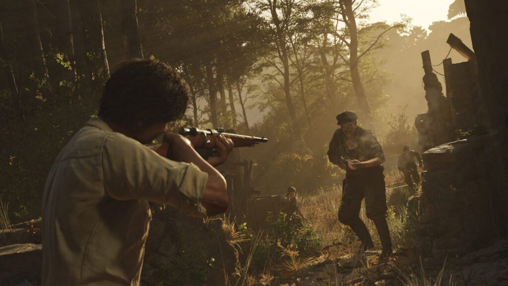 Essa imagem está mostrando duas pessoas do jogo Mafia : The Old Country se enfrentando na floresta