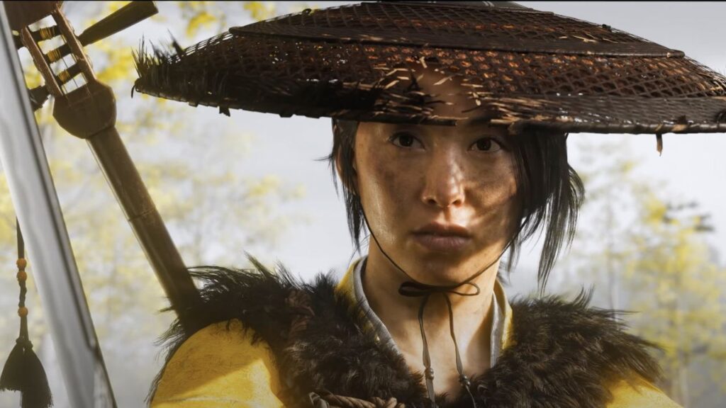 Essa imagem mostra Atsu, a protagonista de Ghost of Yotei em uma floresta olhando para algo