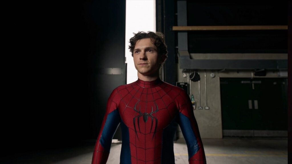 Tom Holland com o traje de Homem-Aranha no Teaser de Spider-Man Brand New Day